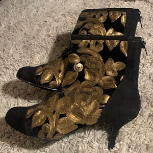 Joan Boyce EUC black/gold sequin suede like ankle boots Size 9.5